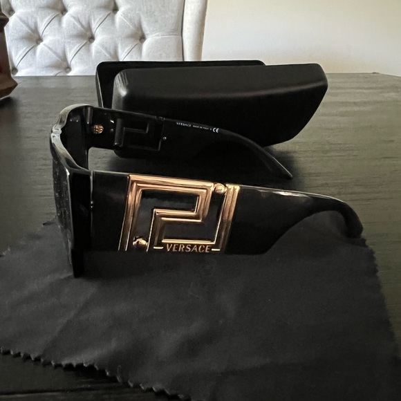 Versace sunglassee - Picture 1 of 3